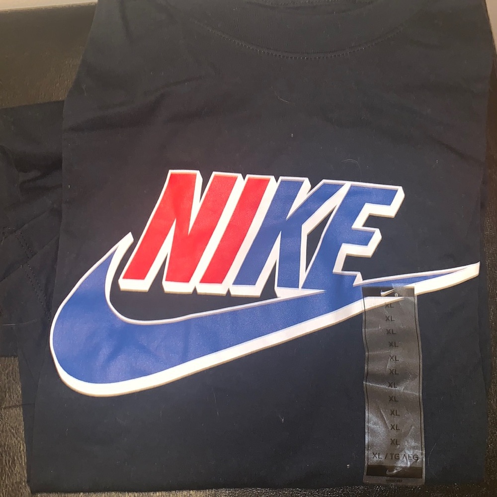 Nike black shirt sleeve shirt